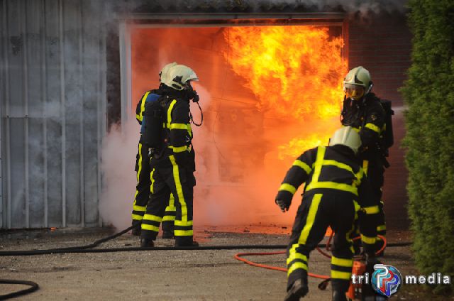 Foto: Marijke Peters - Grote brand in hennepplantage in Nederweert